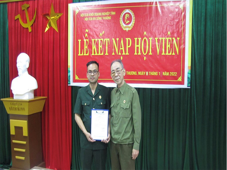 Lễ kết nạp thành viên mới Hội cựu chiến binh Bệnh viện đa khoa Sông Thương